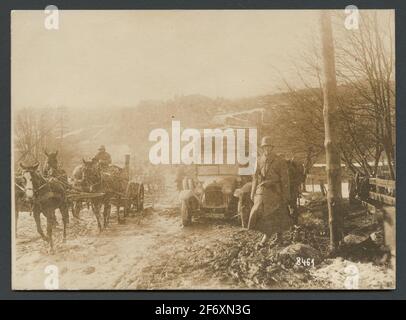 La photo montre une colonne de chariot de cheval se déplaçant sur une route de campagne boueuse.à la bande de route est un camion et plusieurs soldats.texte original: 'L'avance gênante des forces allemandes Hanko paysagées sur les routes de sol à Hälinningsfors.'la photo montre une colonne de chariot de cheval se déplaçant sur une route de campagne boueuse.à la bande de route, un camion et plusieurs soldats sont un camion et plusieurs soldats. Banque D'Images