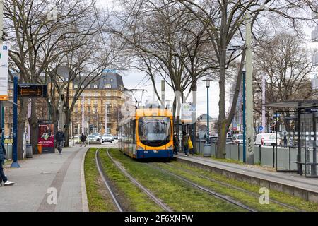 Les voitures de rue sont un élément important des transports en commun à Mannheim, en Allemagne. Banque D'Images