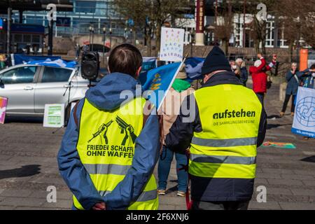 Kiel, 3. 2021 avril Kein Ostermarsch – coronabedingt – aber eine Kundgebung auf dem Europaplatz und eine Menschenkette mit Transparenten in der Holsten Banque D'Images