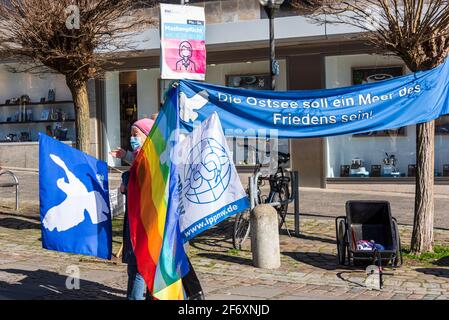 Kiel, 3. 2021 avril Kein Ostermarsch – coronabedingt – aber eine Kundgebung auf dem Europaplatz und eine Menschenkette mit Transparenten in der Holsten Banque D'Images