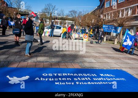 Kiel, 3. 2021 avril Kein Ostermarsch – coronabedingt – aber eine Kundgebung auf dem Europaplatz und eine Menschenkette mit Transparenten in der Holsten Banque D'Images