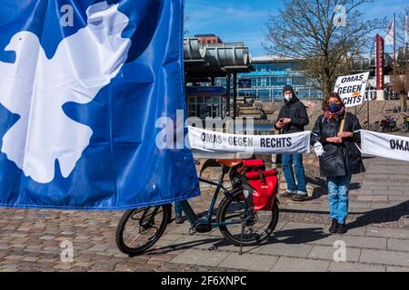 Kiel, 3. 2021 avril Kein Ostermarsch – coronabedingt – aber eine Kundgebung auf dem Europaplatz und eine Menschenkette mit Transparenten in der Holsten Banque D'Images