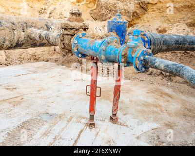 Réparation de la principale branche d'alimentation en eau potable dans les banlieues. Processus de réparation du pipeline d'approvisionnement en eau souterraine Banque D'Images