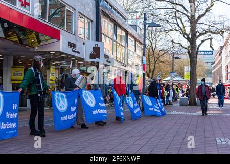 Kiel, 3. 2021 avril Kein Ostermarsch – coronabedingt – aber eine Kundgebung auf dem Europaplatz und eine Menschenkette mit Transparenten in der Holsten Banque D'Images