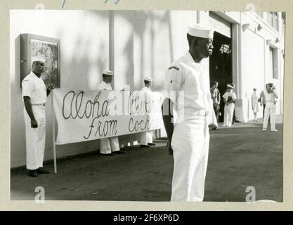 L'image représente les hommes en uniforme blanc debout avec un signe de bienvenue avec le texte sur.la photo est prise sous le pont de la rivière fairway 1966-1967 .. La photo représente des hommes en uniforme blanc qui se tiennent avec un signe de bienvenue avec du texte.l'image est prise sous le plus petit voyage de la rivière Fast Baby 1966-1967.inclus dans les albums avec des photos du long voyage d'Älvsnabben 1966-1967.elle a décliné 10/11 1966 de Karlskrona et est passée par le canal de Suez Vers l'Australie, sur la côte ouest des États-Unis, par le canal de Panama via Dublin, où se trouve Marstrand 6/5 1967. Le contenu de l'album Banque D'Images