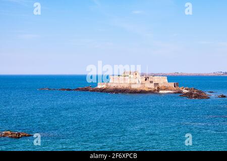 Le fort National est une vaste forteresse en granit du XVIIe siècle, située sur un affleurement accessible uniquement à marée basse à Saint-Malo, en Bretagne. Banque D'Images