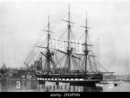 La photo montre la corvette Eugenie qui ancre devant Kastellholmen à Stockholm.Sail est ravivé, sur la plate-forme Märs sur le mât Fockmaast et les plus hauts crewmen de travail.dans le cas du côté bâbord et de l'arrière, plusieurs bateaux à ramer, d'où l'échelle de corde mène sur le pont supérieur du navire. La photo montre la corvette Eugenie qui s'ancre devant Kastellholmen à Stockholm.Sail est ravivé, sur la plate-forme Märs sur le mât Fockmaast et les plus hauts crewmen.quand côté port et la poune sont plusieurs bateaux à rames, d'où l'échelle de corde mène sur le pont supérieur du navire. Banque D'Images