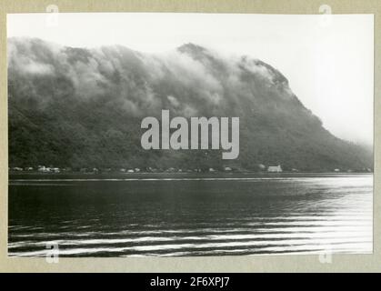 L'image représente un paysage avec de l'eau et une montagne orientée arbre. La photo est prise pendant le pont de l'elf le pont de la rivière 1966-1967 .. La photo représente un paysage avec de l'eau et une montagne orientée arbres.l'image est prise dans le cadre du plus petit voyage de la rivière Fast Baby 1966-1967.inclus dans les albums avec des photos du long voyage d'Älvsnabben 1966-1967.elle a décliné 10/11 1966 de Karlskrona et a traversé le canal de Suez à l'Australie, la côte ouest des États-Unis, Via le canal de Panama via Dublin, jusqu'à la Marstrand 6/5 1967. L'album contient des images à bord et sur le visi Banque D'Images