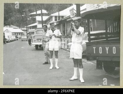 L'image représente deux colonies en uniforme blanc d'été sur une rue avec des véhicules et des bâtiments.la photo est prise sous le pont de la rivière fairway 1966-1967 .. La photo représente deux hommes de peuplement en uniforme blanc d'été sur une rue avec des véhicules et des bâtiments.l'image est prise sous le plus petit voyage de la rivière Fast Baby 1966-1967.inclus dans les albums avec des photos du long voyage d'Älvsnabben 1966-1967.elle a décliné 10/11 1966 de Karlskrona et est passée par le Suez Du canal à l'Australie, sur la côte ouest des États-Unis, par le canal de Panama en passant par Dublin, où se trouve Marstrand 6 Banque D'Images