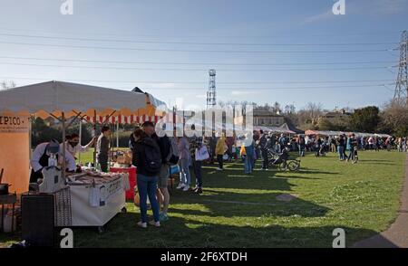 Portobello, Édimbourg, Écosse., météo britannique. 3 avril 2021. Ensoleillé pour le marché mensuel très animé. Banque D'Images