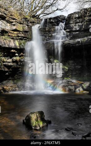 Summerhill Force et Gibson’s Cave avec de beaux Rainbow formant sous les chutes, Bowles, Teesdale, comté de Durham, Royaume-Uni. Banque D'Images