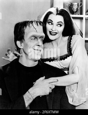 YVONNE DE CARLO ET FRED GWYNNE DANS LE MUNSTERS (1964). Crédit : CBS/MCA/UNIVERSEL/Album Banque D'Images