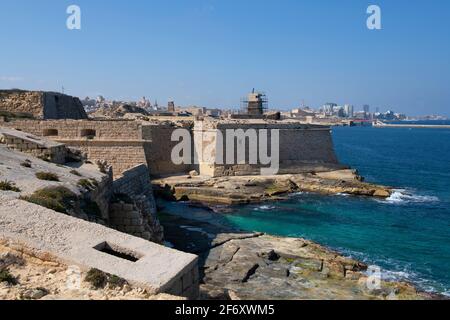Vue sur la côte maltaise depuis fort Ricasoli, Kalkara, Valletta, Malte Banque D'Images