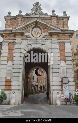 Recanati, Italie - 22 septembre 2020 : porte d'entrée de la vieille ville de Recanati sur les Marches en Italie Banque D'Images