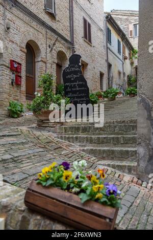 Recanati, Italie - 22 septembre 2020 : allée dans la vieille ville de Recanati sur les Marches en Italie Banque D'Images