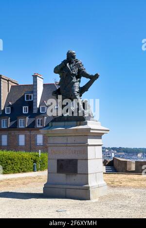 Saint-Malo, France - juin 02 2020 : le monument de Jacques Cartier est une œuvre du sculpteur Bareau érigée en 1905 sur la place de la Hollande. Banque D'Images