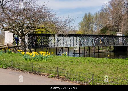 Regent's Park London Royaume-Uni Clarence pont en treillis de fer forgé Banque D'Images