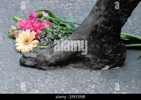 Fleurs au pied du Monument national de l'histoire des esclaves A Oosterpark Amsterdam, pays-Bas 2-7-2020 Banque D'Images