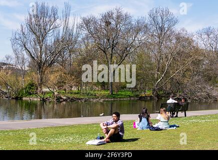 Regent's Park London UK - les gens se détendent lors d'une marche chaude Printemps 2021 après l'assouplissement des restrictions de verrouillage Banque D'Images