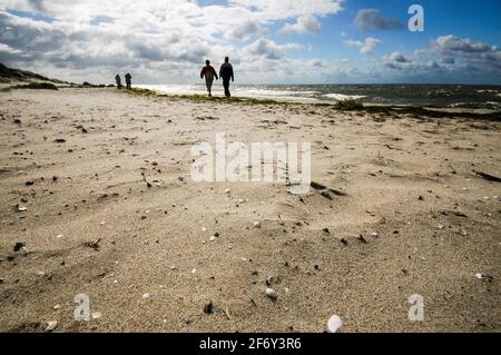 Marcheurs sur la plage vide de Thiessow : les larges plages de sable le long de la côte est de l'île Ruegen dans la mer Baltique sont souvent désertes en basse saison. Banque D'Images