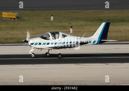 Tecnam P2002 Sierra privé à un seul moteur d'hélice sur le Piste à l'aéroport international de Malte Banque D'Images