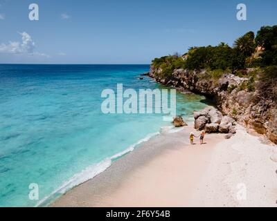 Playa Kalki Curacao île tropicale dans la mer des Caraïbes, Playa Kalki côté ouest de Curaçao Caraïbes Antilles néerlandaises azure océan, drone vue aérienne de couple hommes et femme sur la plage de dessus Banque D'Images