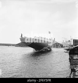 La photo montre la coque du balai de mine Iggö sous le lancement.le bateau glisse dans l'eau sur son traîneau. La photo montre la coque du balai de mine Iggö sous le lancement.le navire glisse dans l'eau sur son traîneau. Banque D'Images