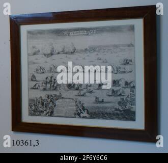 Copperplate.bâton de cuivre, format de paysage, montrant la bataille de mer entre les navires suédois et russes en ligne.les navires suédois des navires suédois pendent pour et à la poupe et ont été remplacés par russe Örlogsflgglor.i Foreground petit bateau avec des wobblogs russes et des cormen, Deux soldats soufflant dans la trompette et deux hommes debout dans la poupe.i arrière-plan.mur de la forteresse d'où la fumée s'élève. Les Widers et les autres détails de l'image sont petits et majuscules.sur le sujet de la bannière ciel avec le texte russe. Zone de texte au bas de l'année 1714, ainsi que des explications sur les lettres dans le pic Banque D'Images