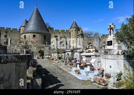 Le cimetière de Carcassonne se trouve à côté de sa célèbre vieille ville fortifiée appelée « cité ». Banque D'Images