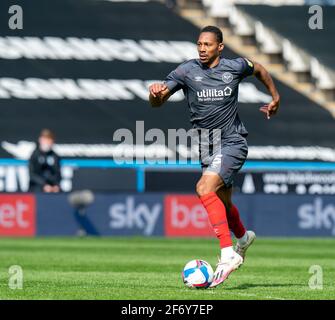 3 avril 2021 ; The John Smiths Stadium, Huddersfield, Yorkshire, Angleterre ; English football League Championship, Huddersfield Town versus Brentford ; Ethan Pinnock of Brentford on the ball Credit: Action plus Sports Images/Alay Live News Banque D'Images