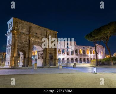 Rome, Italie - 03 octobre 2018 : Arc de Constantine et Colisée de nuit, Rome. Banque D'Images