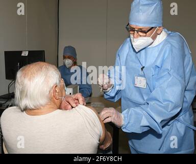 Varese, Italie. 03ème avril 2021. Varese, Italie le ministre de la Défense Lorenzo Guérini inaugure un nouveau centre de vaccination à Varese dans la photo: Vaccinations avec le personnel de santé crédit: Agence de photo indépendante/Alamy Live News Banque D'Images