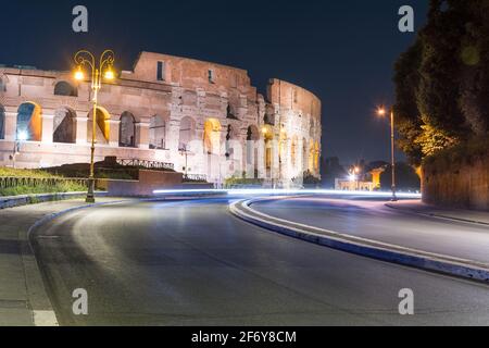 Rome, Italie - 03 octobre 2018 : le Colisée de nuit de la via Celio Vibenna , centre touristique de Rome. Banque D'Images