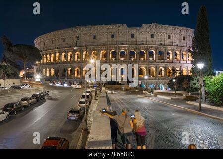 Rome, Italie - Oct 03, 2018 : le Colisée de nuit vue depuis la Via degli Annibaldi, Rome. Banque D'Images