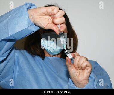 Varese, Italie. 03ème avril 2021. Varese, Italie le ministre de la Défense Lorenzo Guérini inaugure un nouveau centre de vaccination à Varese dans la photo: Vaccinations avec le personnel de santé crédit: Agence de photo indépendante/Alamy Live News Banque D'Images