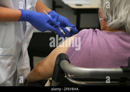 Varese, Italie. 03ème avril 2021. Varese, Italie le ministre de la Défense Lorenzo Guérini inaugure un nouveau centre de vaccination à Varese dans la photo: Vaccinations avec le personnel de santé crédit: Agence de photo indépendante/Alamy Live News Banque D'Images