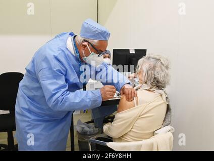 Varese, Italie. 03ème avril 2021. Varese, Italie le ministre de la Défense Lorenzo Guérini inaugure un nouveau centre de vaccination à Varese dans la photo: Vaccinations avec le personnel de santé crédit: Agence de photo indépendante/Alamy Live News Banque D'Images