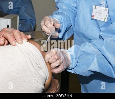 Varese, Italie. 03ème avril 2021. Varese, Italie le ministre de la Défense Lorenzo Guérini inaugure un nouveau centre de vaccination à Varese dans la photo: Vaccinations avec le personnel de santé crédit: Agence de photo indépendante/Alamy Live News Banque D'Images