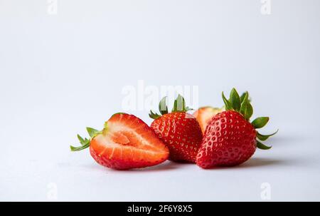 Rouge, fraises mûres isolées, fond blanc Banque D'Images
