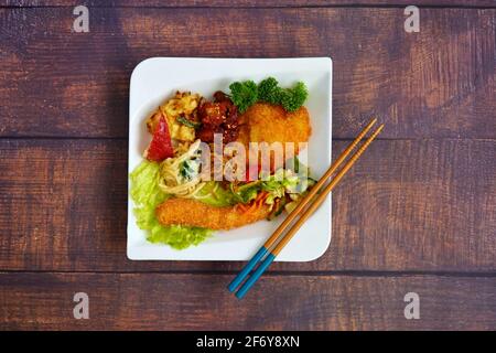 Assortiment d'aliments japonais maison typiques sur une assiette blanche. Banque D'Images