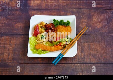 Assortiment d'aliments japonais maison typiques sur une assiette blanche. Banque D'Images
