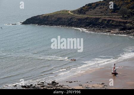 Swansea, Royaume-Uni. 03ème avril 2021. Un hélicoptère de sauvetage de garde-côtes atterrit à Langland Bay, Swansea cet après-midi pendant le temps chaud du week-end de pâques. Credit: Phil Rees/Alamy Live News Banque D'Images