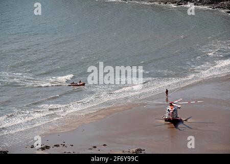 Swansea, Royaume-Uni. 03ème avril 2021. Un hélicoptère de sauvetage de garde-côtes atterrit à Langland Bay, Swansea cet après-midi pendant le temps chaud du week-end de pâques. Credit: Phil Rees/Alamy Live News Banque D'Images