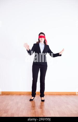 Femme d'affaires à l'aveugle marchant au bureau Banque D'Images