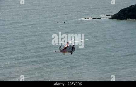 Swansea, Royaume-Uni. 03ème avril 2021. Un hélicoptère de sauvetage de garde-côtes atterrit à Langland Bay, Swansea cet après-midi pendant le temps chaud du week-end de pâques. Credit: Phil Rees/Alamy Live News Banque D'Images