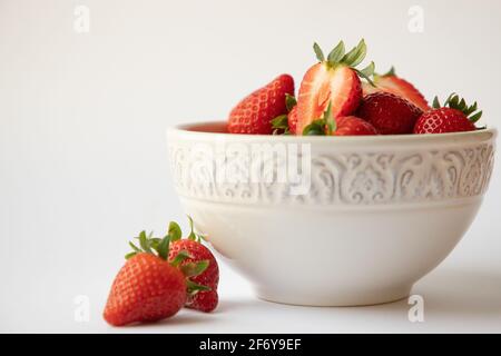 Fraises rouges dans une assiette blanche, bol Banque D'Images