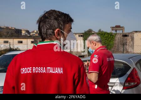 Rome, Italie. 03ème avril 2021. Volontaires de la Croix-Rouge italienne - Municipalité 5 Comité de Rome à son siège à Largo Preneste à Rome (photo de Matteo Nardone/Pacific Press) crédit: Pacific Press Media production Corp./Alay Live News Banque D'Images