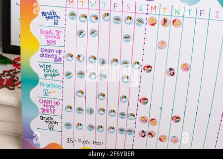 Tableau de motivation des tâches pour une fille de quatre ans Banque D'Images