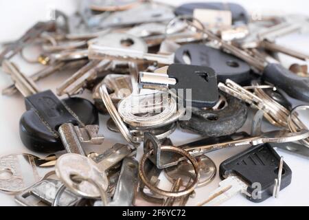 Gros plan de l'ancienne porte et de la voiture qui n'en ont plus besoin les clés sont allongés de manière désordonnée sur fond blanc Banque D'Images