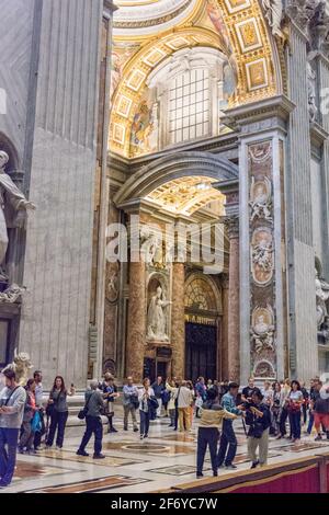 Rome, Italie - 06 octobre 2018 : les touristes admirent la décoration intérieure de la cathédrale Saint-Pierre au Vatican Banque D'Images